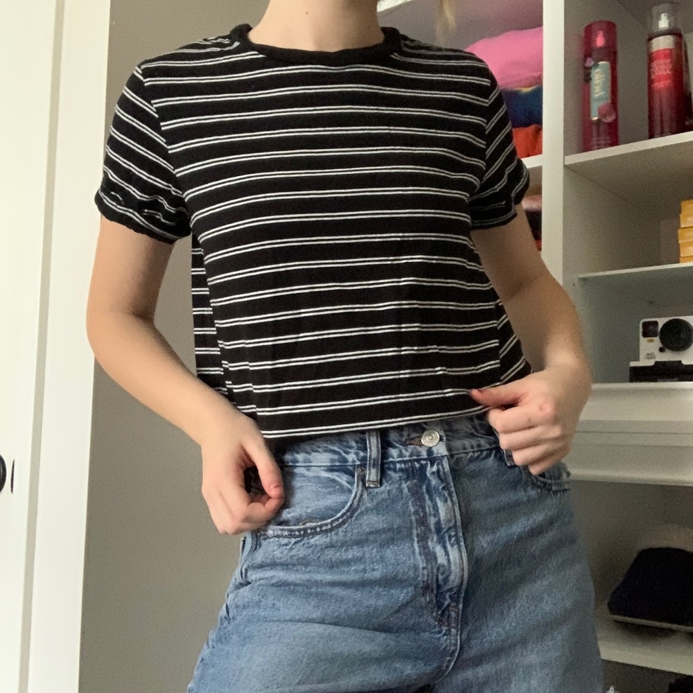 BLACK AND WHITE STRIPED TEE